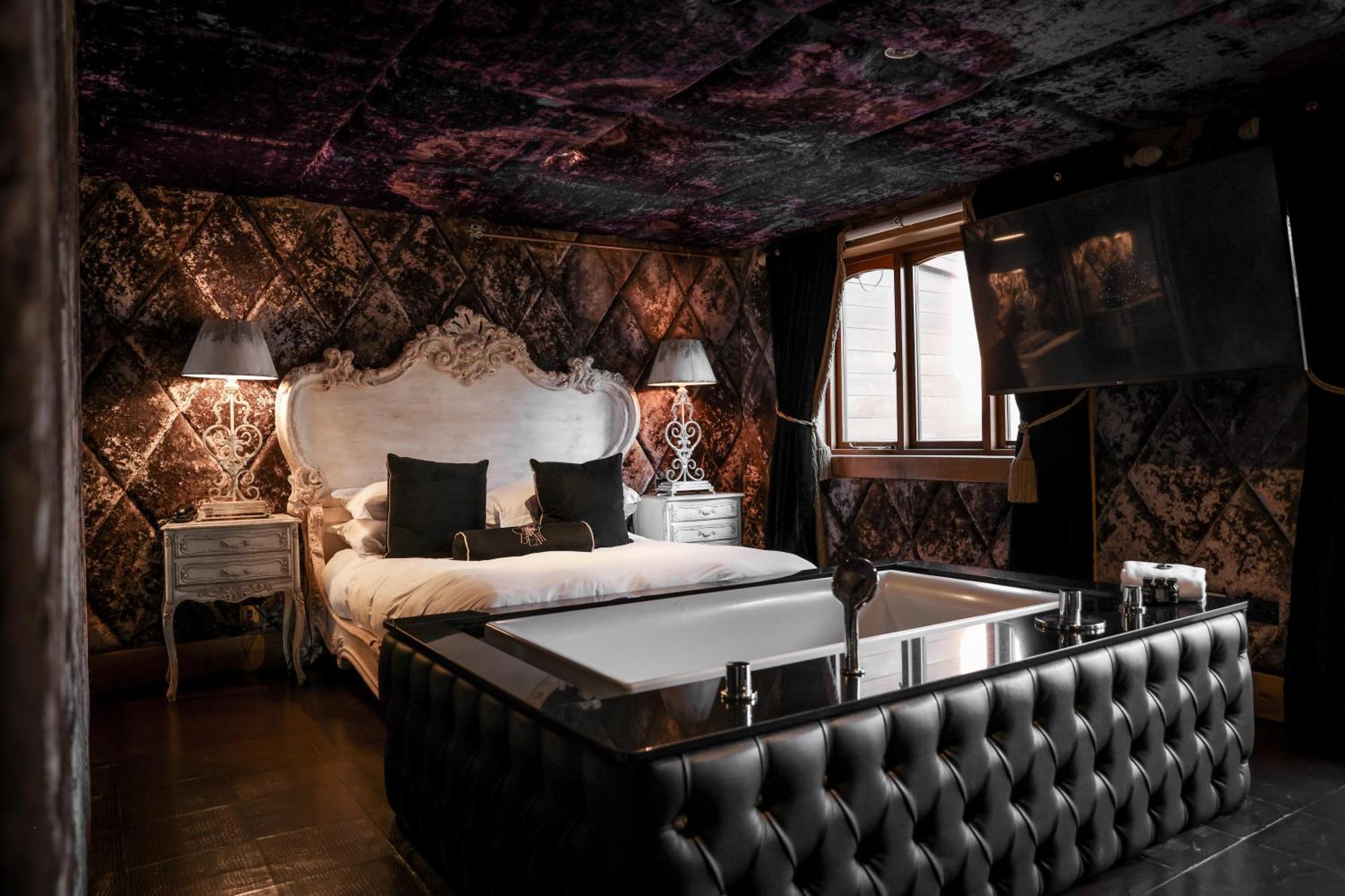 Hotel Crazy Bear 4*
